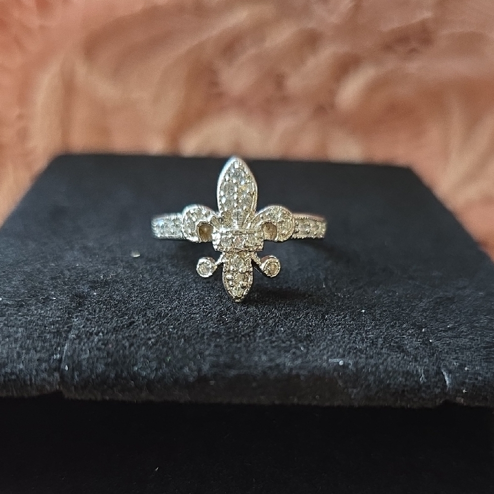 Elegant Silver Fleur-de-Lis Ring